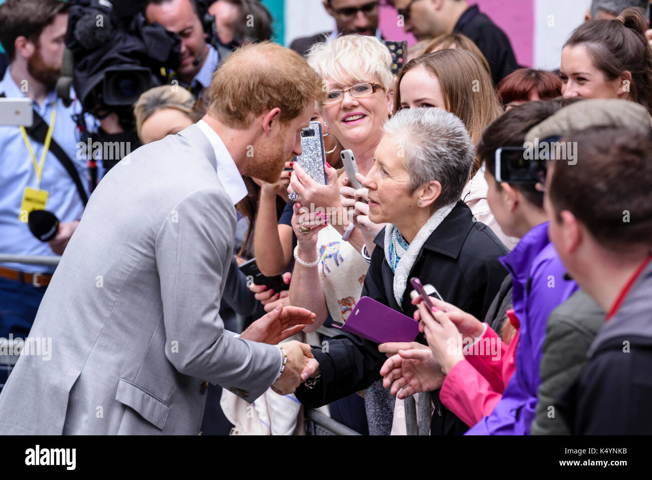 Belfast, Irlande du Nord. 07/09/2017 - le prince Harry à la rencontre du public au cours de foule à Belfast pour sa première visite en Irlande du Nord. Banque D'Images