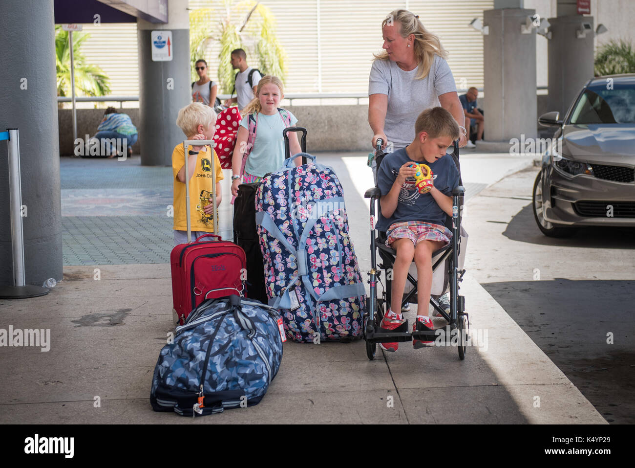 Fort Lauderdale, Floride, USA. 30Th jun 2017. Jennifer à l'ouest de Fort Lauderdale et ses enfants Jackson (13), Harley (8) et Holt (6) arrice à Fort Lauderdale - hollywood international airport, sur leur façon de rester avec sa famille à Chicago, ater une évacuation obligatoire a reçu ordre de leur lieu de résidence dans la crainte d'éventuelles répercussions de l'ouragan irma. crédit : orit ben-ezzer/zuma/Alamy fil live news Banque D'Images