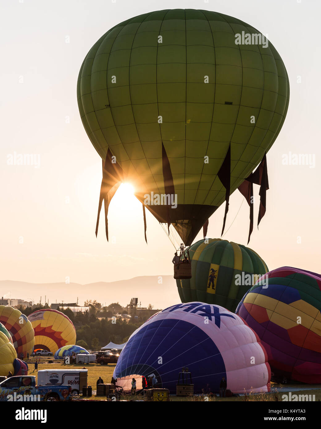 Reno, Nevada, USA. 30Th jun 2017. un ballon s'élève de rancho San Rafael parc régional, à quelques kilomètres au nord du centre-ville de Reno, Nevada, au cours de la grande reno ballon race jour aperçu lancer le jeudi, septembre 7, 2017. l'événement commence officiellement demain, le 8 septembre, et se termine le dimanche 10 septembre. environ 100 ballons vont s'affronter lors de l'événement. La grande reno ballon race est le plus grand événement de montgolfière dans le monde. une moyenne de 120 000 spectateurs assistent à l'événement chaque année. crédit : tracy barbutes/zuma/Alamy fil live news Banque D'Images