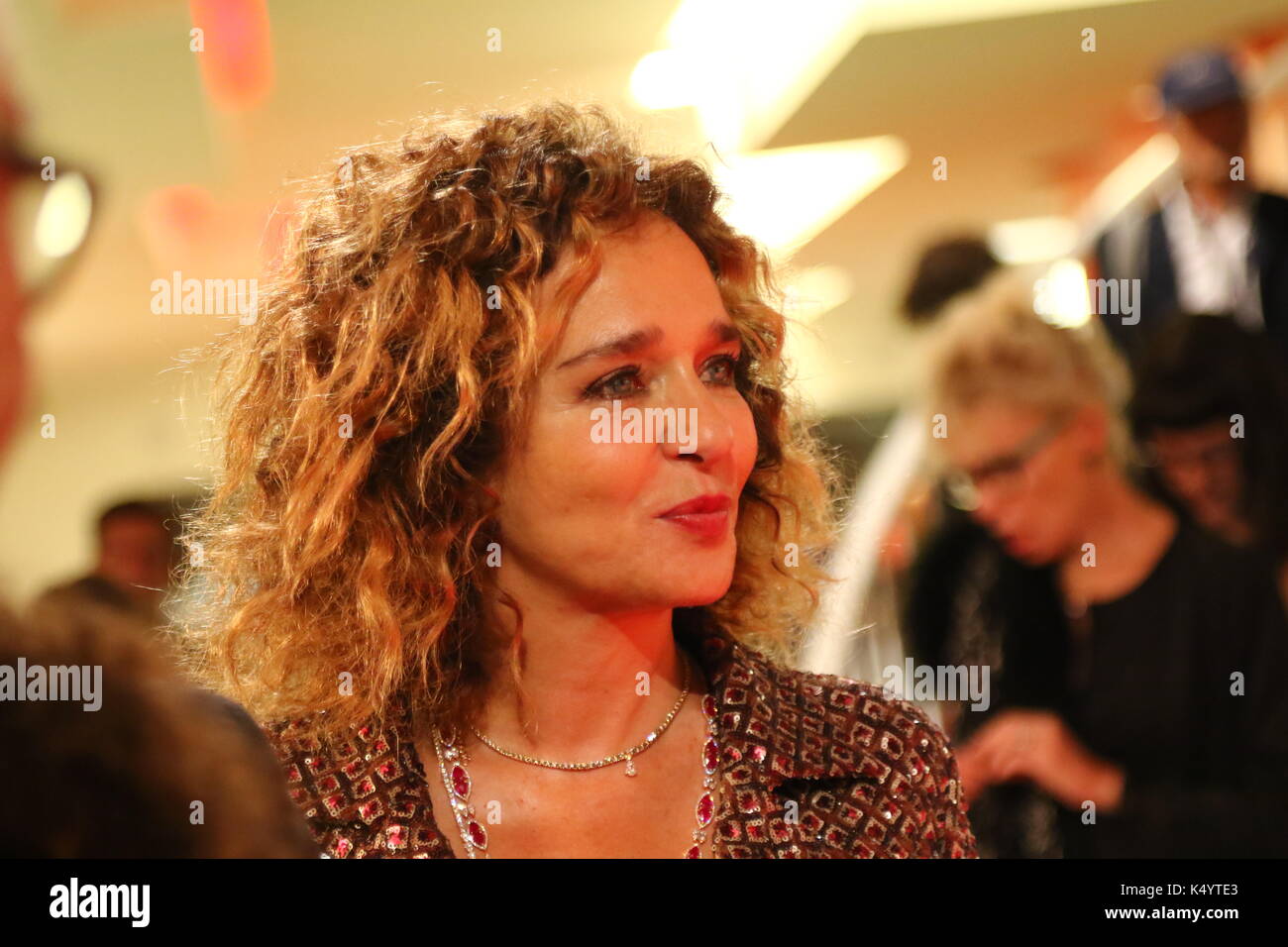 ITALIE, Venise: L'actrice Valeria Golino assiste à la première du film 'il colore nascosto delle cose' lors du 74e Festival International du film de Venise au Lido de Venise le 7 septembre 2017. Banque D'Images