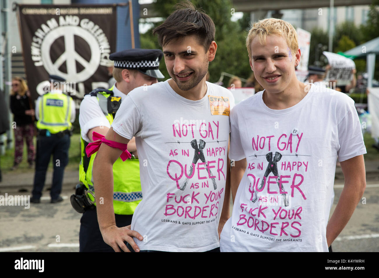 Londres, Royaume-Uni. Sep 7, 2017. Les militants LGBT de droits des migrants, des groupes de protestation devant l'ExCel Centre contre le DSEI foire aux armements qui se tiendra sur le site de la semaine prochaine. Credit : Mark Kerrison/Alamy Live News Banque D'Images