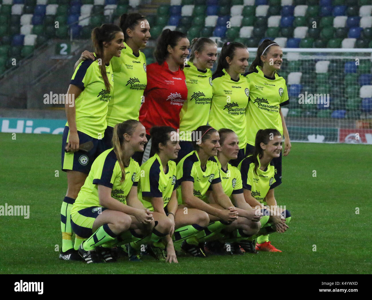 Stade national de football à Windsor Park, Belfast, Irlande du Nord. 07 septembre 2017. Irlande électrique Women's Challenge Cup Final. Newry City Mesdames 0 Sion ramoneurs Mesdames 2. Sion des martinets chers à coup d'envoi. Crédit : David Hunter/Alamy Live News. Banque D'Images