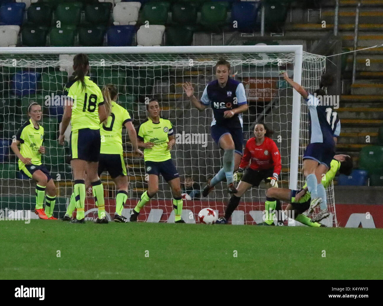 Stade national de football à Windsor Park, Belfast, Irlande du Nord. 07 septembre 2017. Irlande électrique Women's Challenge Cup Final. Newry City Mesdames 0 Sion ramoneurs Mesdames 2. Action de la ville de Newry - finale dames (marine), Sion ramoneurs Mesdames (jaune). Crédit : David Hunter/Alamy Live News. Banque D'Images