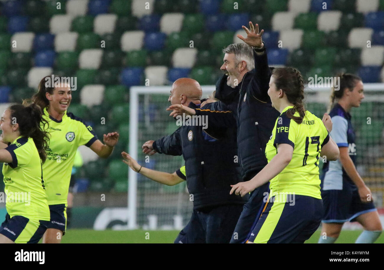 Stade national de football à Windsor Park, Belfast, Irlande du Nord. 07 septembre 2017. Irlande électrique Women's Challenge Cup Final. Newry City Mesdames 0 Sion ramoneurs Mesdames 2. Sion des martinets célèbrent leur victoire de la coupe. Crédit : David Hunter/Alamy Live News. Banque D'Images