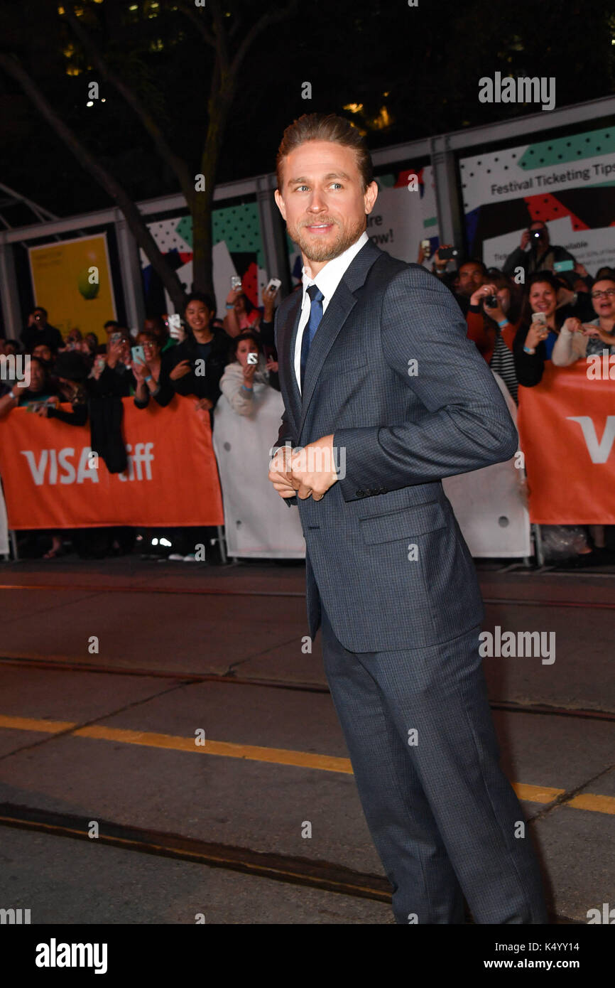 Toronto, Ontario, Canada. Sep 7, 2017. CHARLIE HUNNAM assiste à la première de 'Papillon' au cours de la 2017 Toronto International Film Festival à Princess of Wales Theatre Le 7 septembre 2017 à Toronto, Canada Crédit : Igor/Vidyashev ZUMA Wire/Alamy Live News Banque D'Images