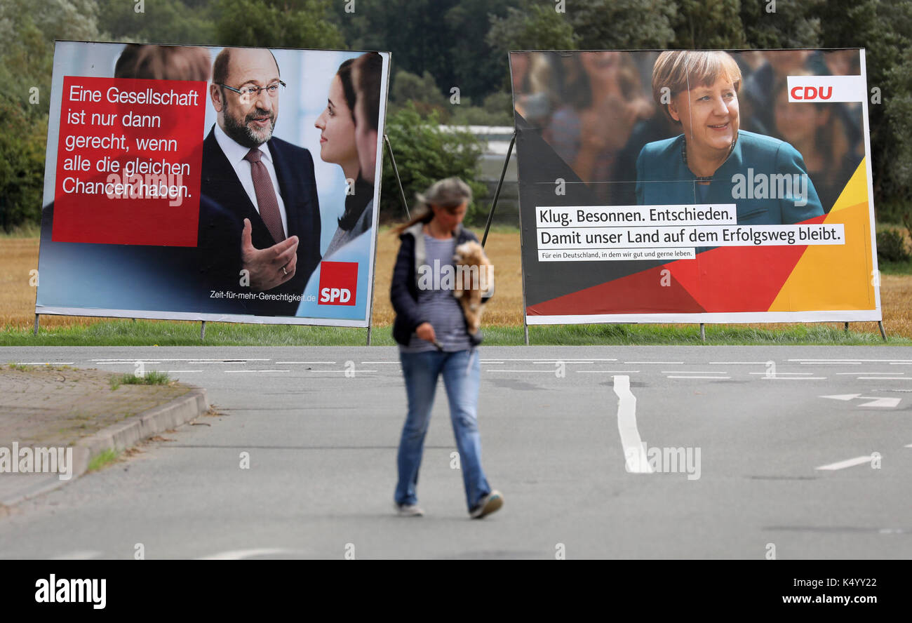 Rostock, Allemagne. 30Th jun 2017. campagne électorale, des affiches avec les principaux candidats des deux grands partis, Angela Merkel (CDU) et Martin Schulz (SPD) peut être vu à côté de l'autre dans la région de Rostock, Allemagne, 7 septembre 2017. Le nouveau Bundestag est élu le 24 septembre 2017. De nombreux électeurs sont encore indécis sur qui voter. photo : Bernd wüstneck/dpa-zentralbild/dpa/Alamy live news Banque D'Images