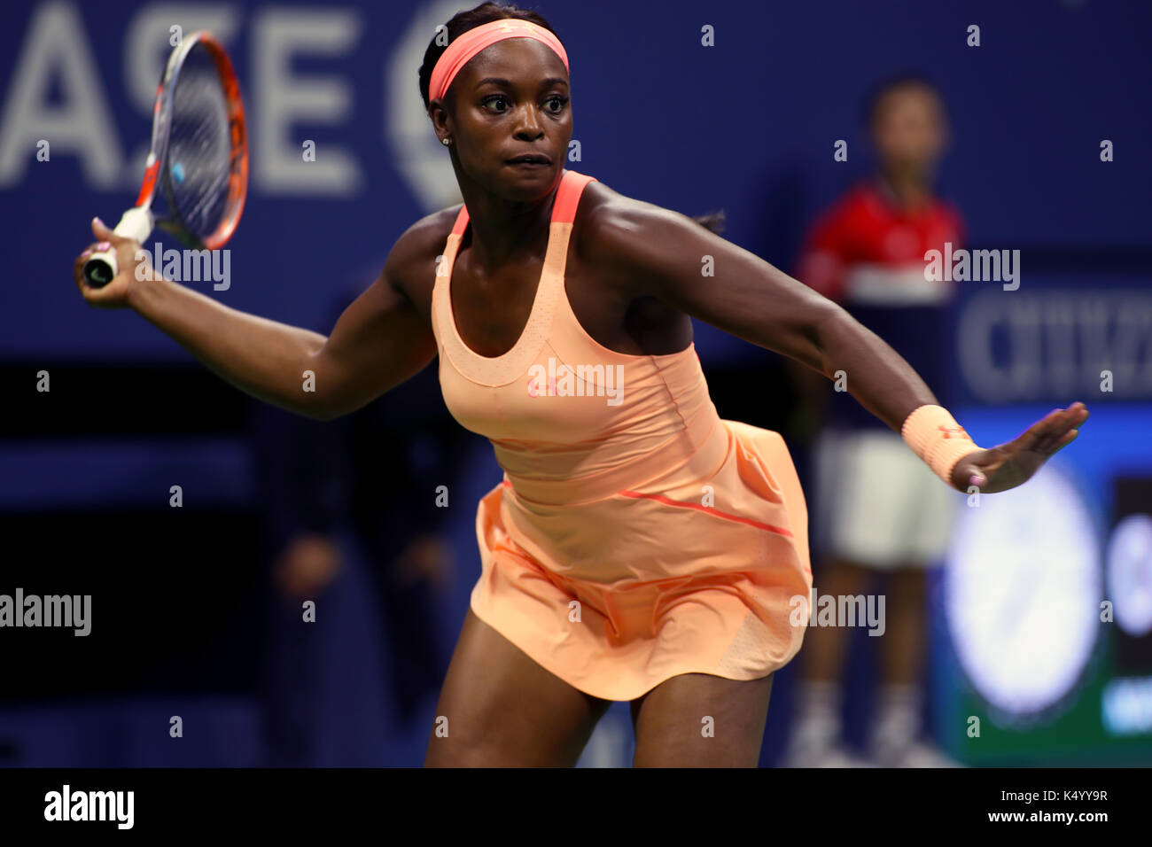 New York, États-Unis. 07Th Nov, 2017. US Open de Tennis : New York, 7 septembre, 2017 - Sloane Stephens des États-Unis établit un coup droit lors de sa demi-finale victoire sur l'Américaine Venus Williams fellow à l'US Open à Flushing Meadows, New York. Crédit : Adam Stoltman/Alamy Live News Banque D'Images