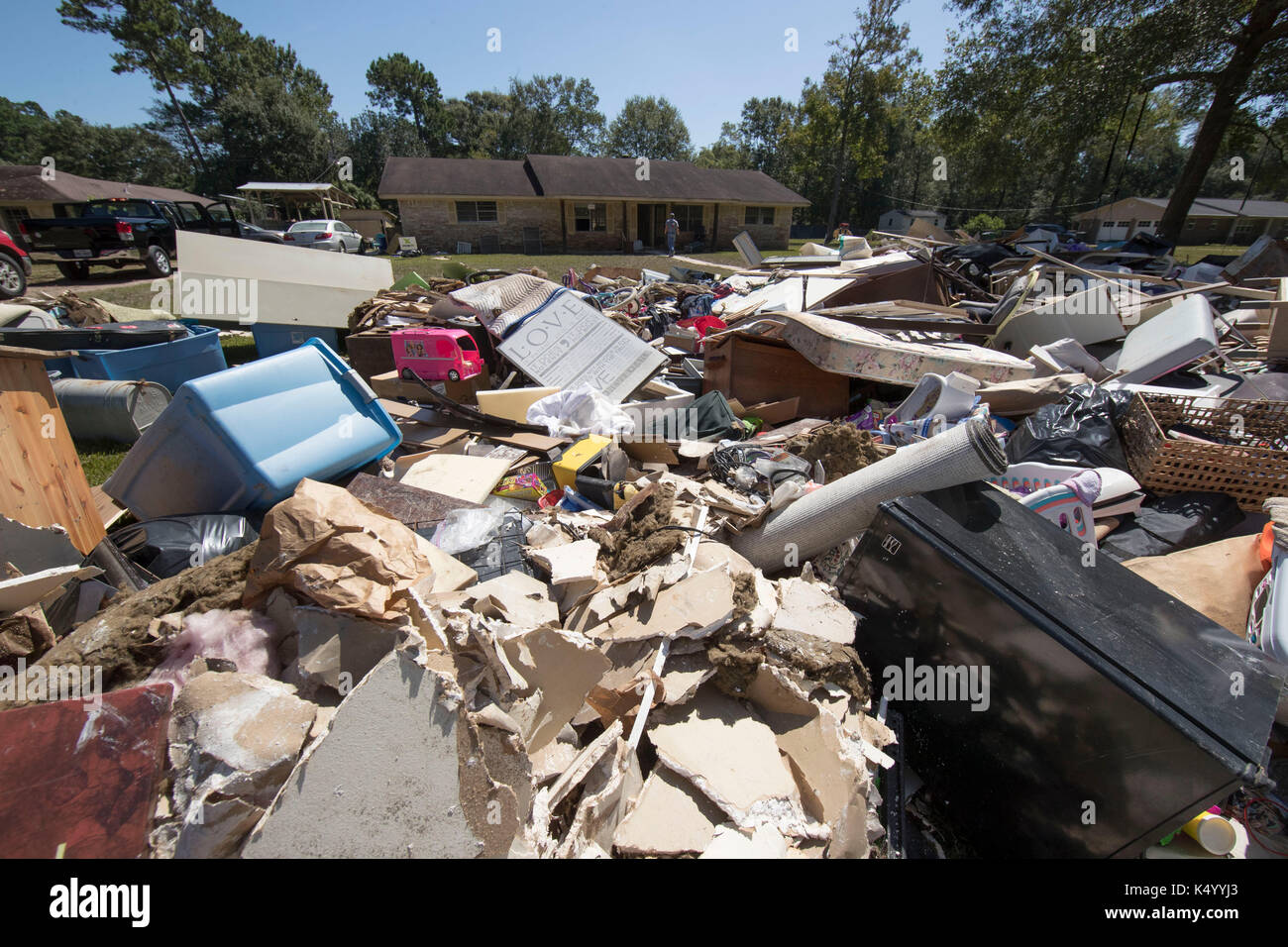 Lumberton, États-Unis. 07Th sep 2017. lumberton, North Carolina usa sept. 7, 2017 : une maison dans les collines hors lotissement klein road à lumberton north de Beaumont est nettoyé de tous les biens du ménage comme le domaine lutte avec l'ouragan Harvey il y a presque deux semaines de nettoyage. crédit : bob daemmrich/Alamy live news Banque D'Images