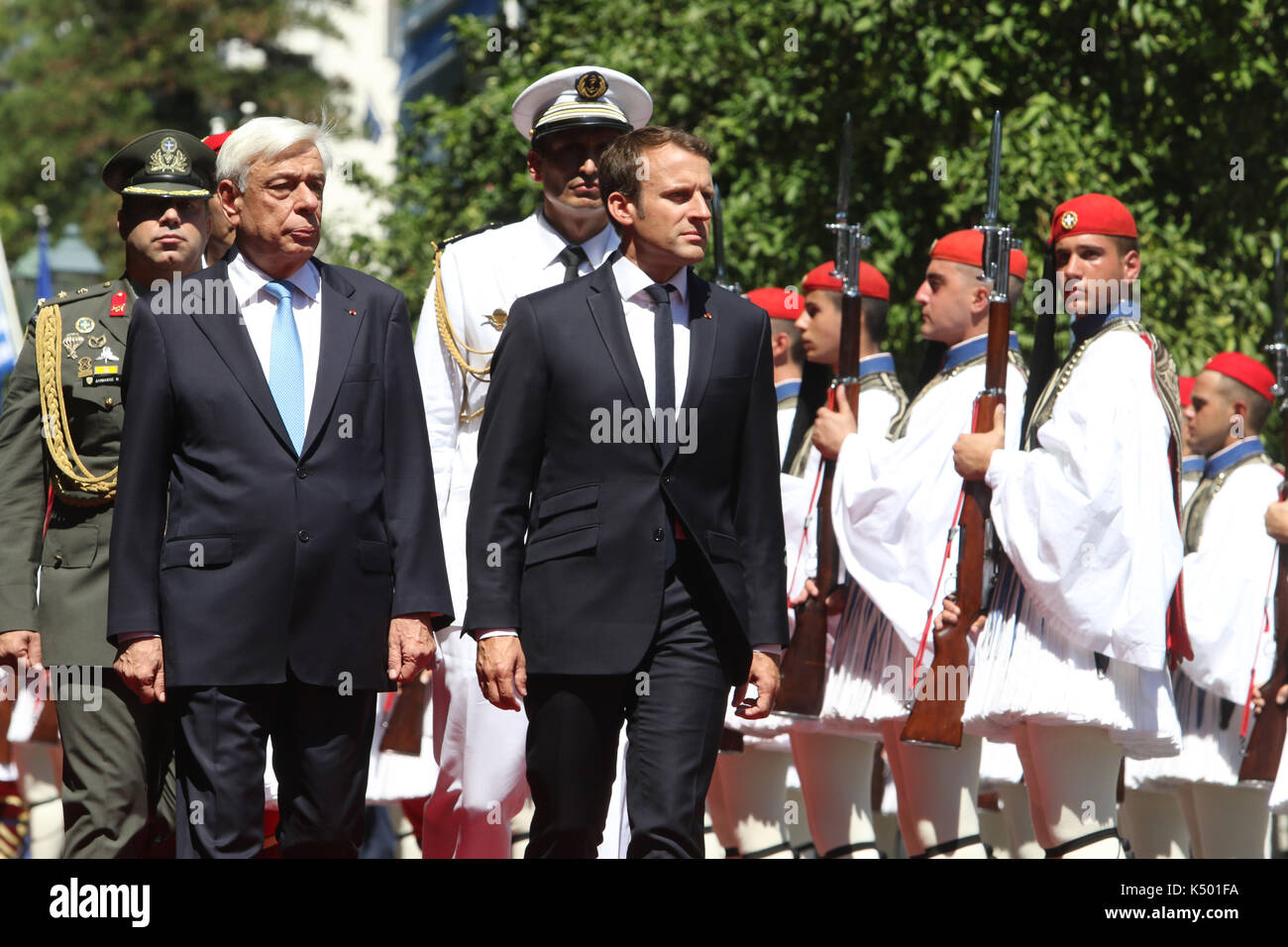 Athènes, Grèce. 07Th Nov, 2017. Le président français, Emmanuel Macron président grec avec Prokopis Paulopoulos promenades dans la Garde présidentielle à l'extérieur de l'hôtel particulier présidentielles Evzones. Le président français, Emmanuel Macron arrive en Grèce pour une visite officielle de deux jours pour rencontrer le Premier Ministre grec Alexis Tsipras et président Prokopis Pavlopoulos. Credit : SOPA/Alamy Images Limited Live News Banque D'Images