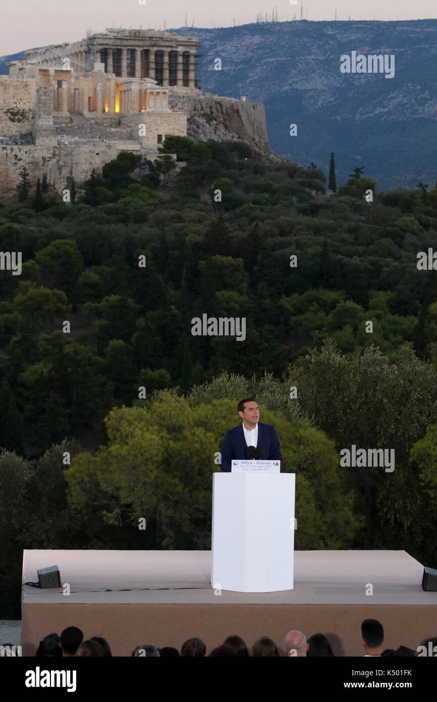 Athènes, Grèce. 07Th Nov, 2017. Le Premier ministre grec Alexis Tsipras, prononce un discours à la Pnyx hill comme Acropole est vu dans l'arrière-plan le président français Emmanuel Macron arrive en Grèce pour une visite officielle de deux jours pour rencontrer le Premier Ministre grec Alexis Tsipras et président Prokopis Crédit : SOPA/Alamy Images Limited Live News Banque D'Images