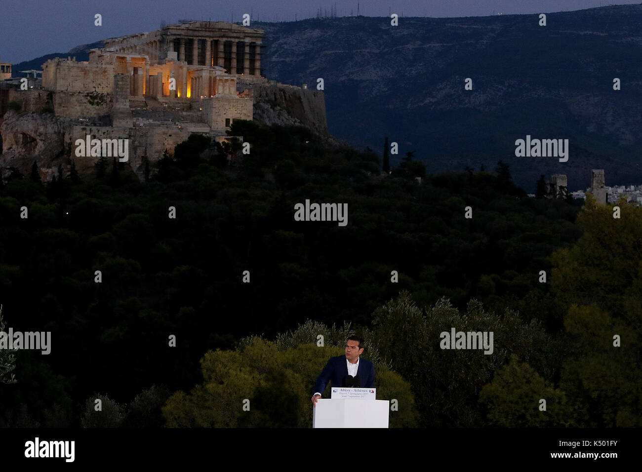 Athènes, Grèce. 07Th Nov, 2017. Le Premier ministre grec Alexis Tsipras, prononce un discours à la Pnyx hill comme Acropole est vu dans l'arrière-plan le président français Emmanuel Macron arrive en Grèce pour une visite officielle de deux jours pour rencontrer le Premier Ministre grec Alexis Tsipras et président Prokopis Pavlopoulos. Credit : SOPA/Alamy Images Limited Live News Banque D'Images