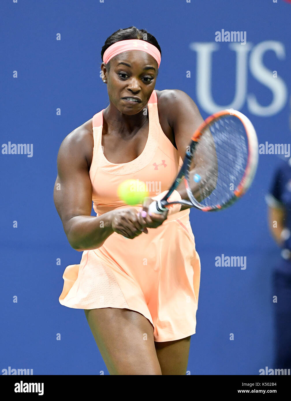 Rinçage, New York, États-Unis. 7 septembre 2017. Rinçage NY- SEPTEMBRE 07: ***NO NY DIALIES*** Vénus Williams Contre Sloane Stephens: Sloane Stephens retourne un volley contre venus Williams sur le stade Arthur Ashe pendant l'ouverture américaine au centre national de tennis USTA Billie Jean King le 7 septembre 2017 à Flushing Queens. Crédit: Mpi04/MediaPunch crédit: MediaPunch Inc/Alay Live News Banque D'Images