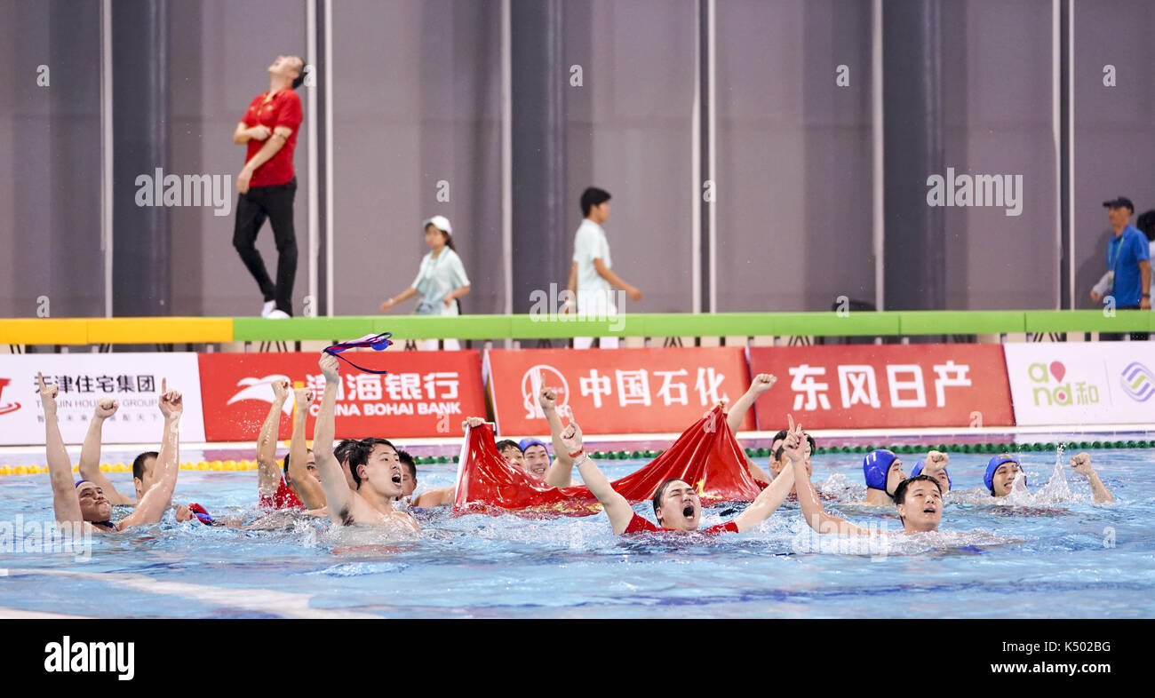 Tianjin. Sep 8, 2017 joueurs et entraîneurs. shanghai de célébrer dans la piscine après avoir remporté le men's water-polo match final contre le Guangdong à la 13e Jeux nationaux chinois en Chine du nord, Tianjin, sept. 8, 2017 Shanghai réclamé le titre. par 7-6. crédit : Zhao ge/Xinhua/Alamy live news Banque D'Images