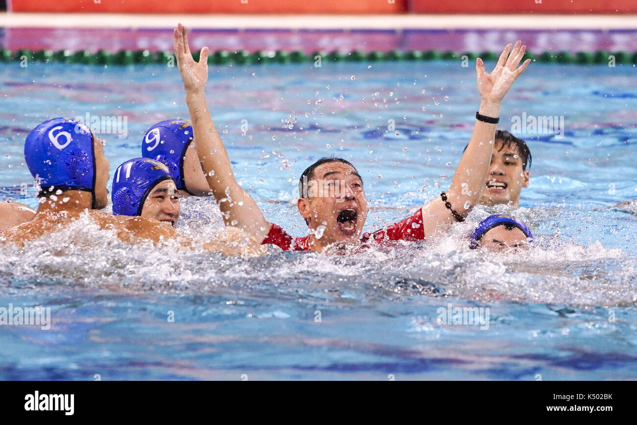 Tianjin. 8Th sep 2017. principal entraîneur de shanghai wang minhui (c) célèbre avec les joueurs dans la piscine après avoir remporté le men's water-polo match final contre le Guangdong à la 13e Jeux nationaux chinois en Chine du nord, Tianjin, sept. 8, 2017 Shanghai réclamé le titre. par 7-6. crédit : Zhao ge/Xinhua/Alamy live news Banque D'Images