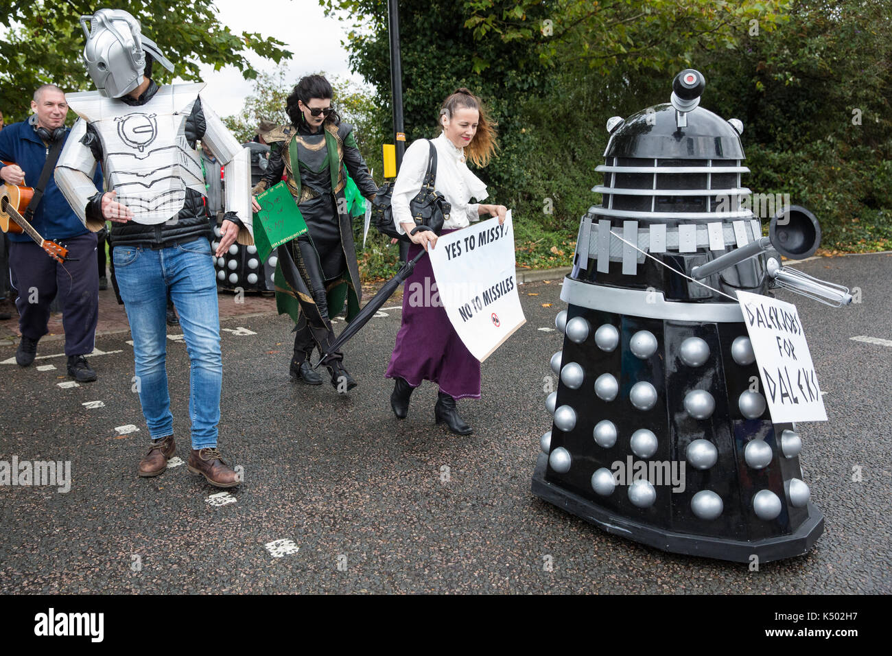 Londres, Royaume-Uni. Sep 8, 2017. Daleks et d'autres super-vilains protester contre la DSEI foire aux armements qui aura lieu à l'ExCel Centre la semaine prochaine. DSEI est l'une des plus grandes foires d'armes militaires et les délégations de membres seraient responsables de violations généralisées des droits de l'homme sont attendus. Credit : Mark Kerrison/Alamy Live News Banque D'Images