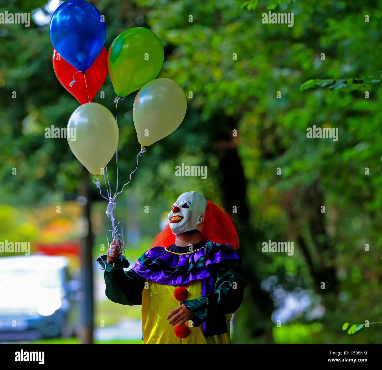 Modèle posés par une personne portant un costume clown à Liverpool, que les révisions pour l'adaptation cinématographique de stephen king's elle sont dans les critiques, avec le film laisse prévoir un tout nouveau public terrifié de clowns. Banque D'Images