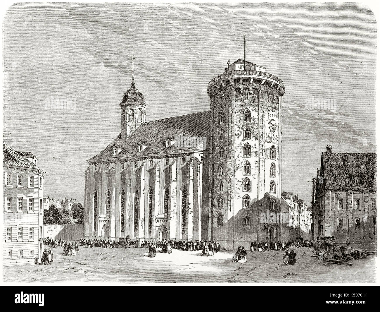 Haut ancienne église massive avec une haute tour sur un carré. Vue ancienne de la Rundetaarn (Tour Ronde) à Copenhague au Danemark. Créé par Therond publié sur le Tour du Monde Paris 1862 Banque D'Images