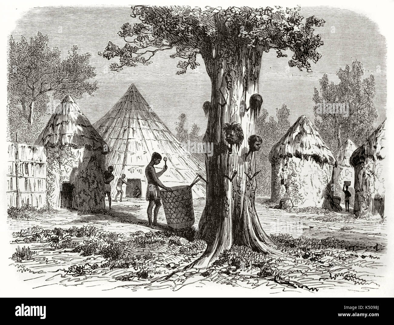 Arbre généalogique guerre macabre dans un ancien village africain avec tête empalée dans l'écorce avec crampons. Créé par Girardet après Bolognesi publié sur le Tour du Monde Paris 1862 Banque D'Images