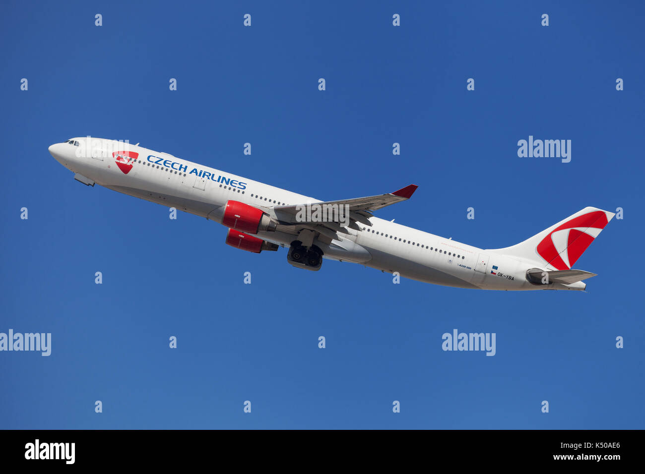 Barcelone, Espagne - 2 septembre 2017 : Czech airlines Airbus A330-300 décollant de l'aéroport El Prat de Barcelone, Espagne. Banque D'Images Barcelone, Espagne - 2 septembre 2017 : Czech airlines Airbus A330-300 décollant de l'aéroport El Prat de Barcelone, Espagne. Banque D'Images