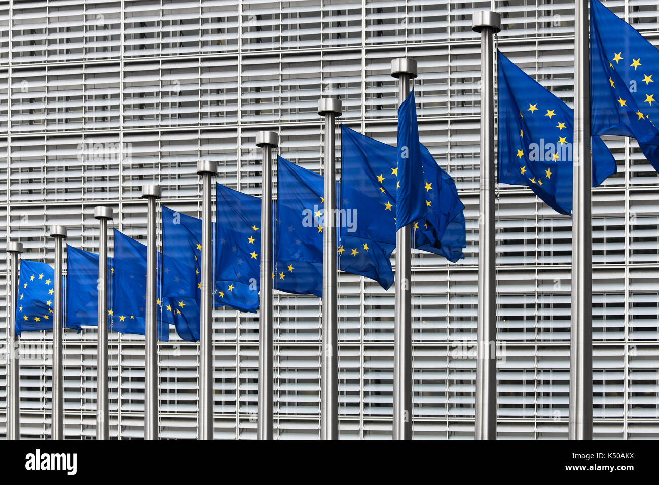 Drapeaux Européens en face de l'immeuble Berlaymont, siège de la commission européenne, Bruxelles, Belgique. Banque D'Images