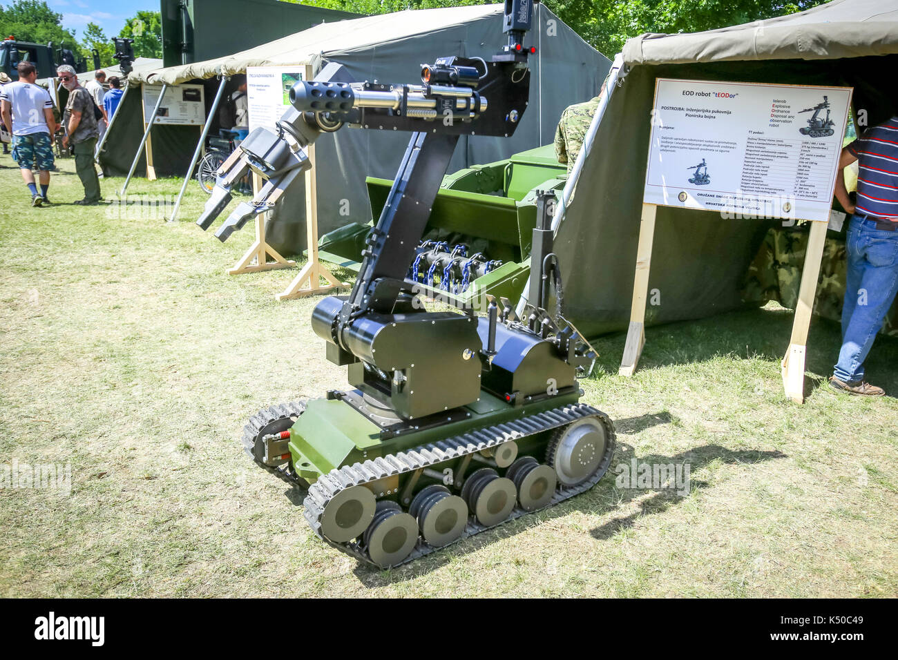 ZAGREB, CROATIE - le 28 mai 2017 : Telerob des explosifs et munitions et robot d'observation exposées sur le 26e anniversaire de la formation de la Cro Banque D'Images