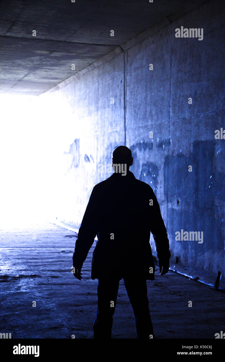 Silhouette d'un homme dans un tunnel Banque D'Images