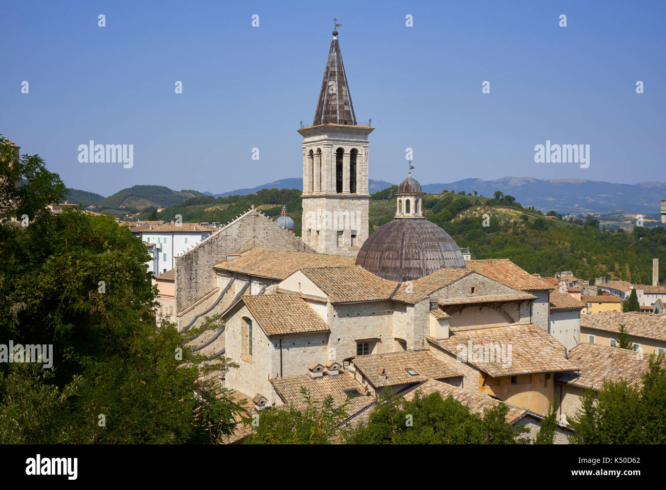 Aperçu de Duomo, ou la cathédrale, le toit et le clocher, Spoleto, Ombrie, Italie Banque D'Images