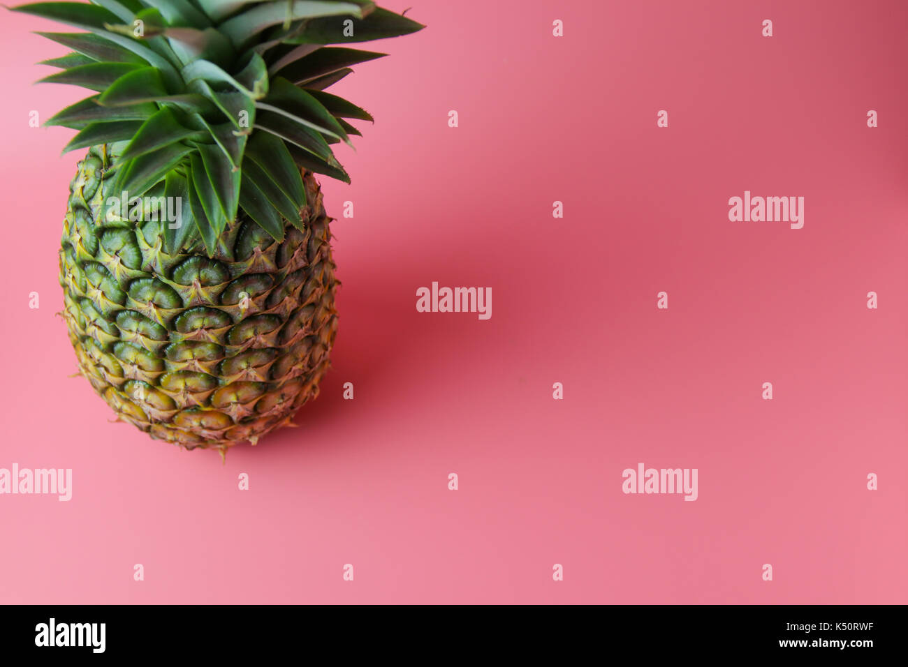 L'ananas frais sur fond rose, été concept. Banque D'Images