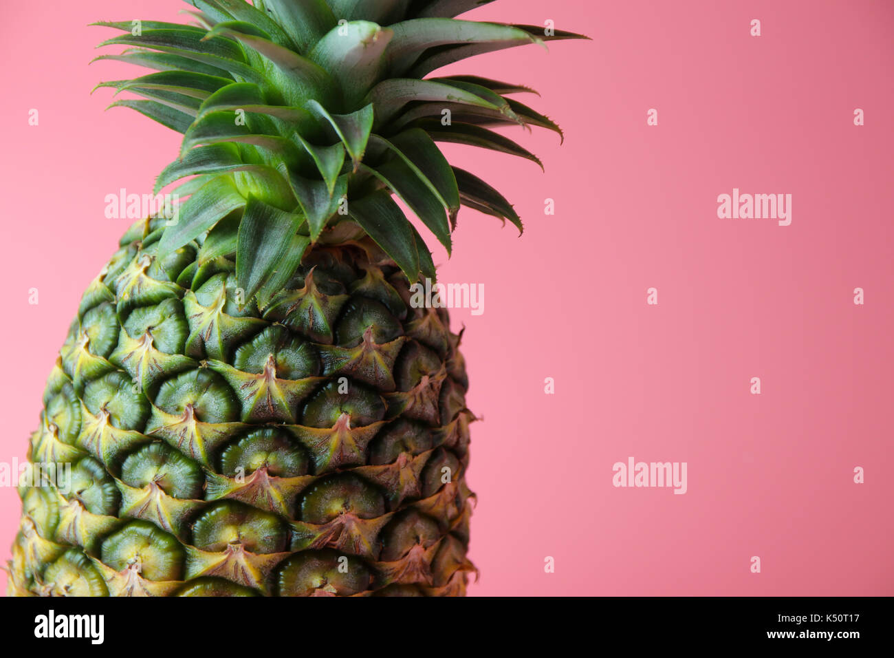 L'ananas frais sur fond rose, été concept. Banque D'Images