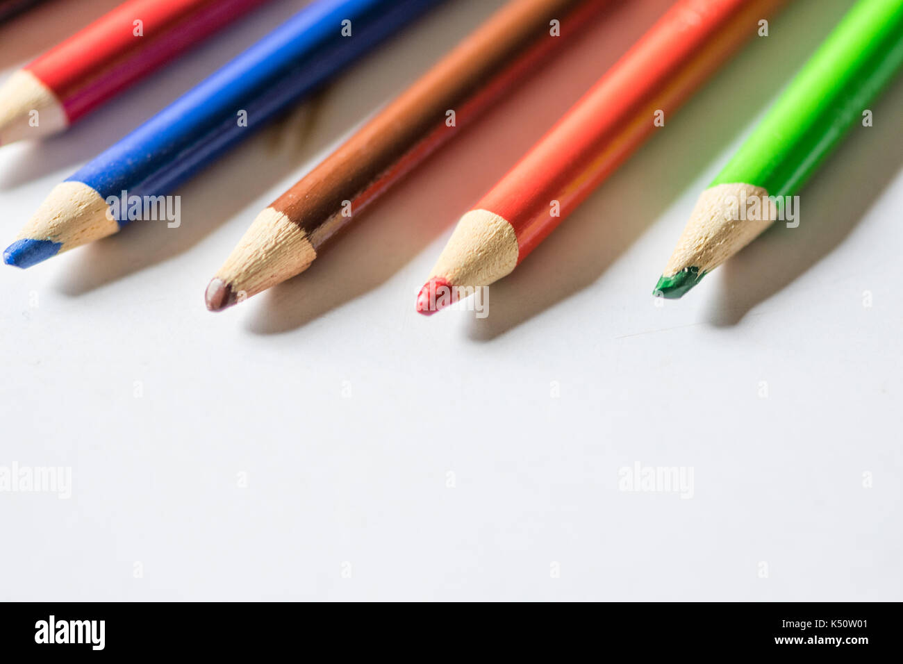 Crayons de couleur sur fond blanc Banque D'Images