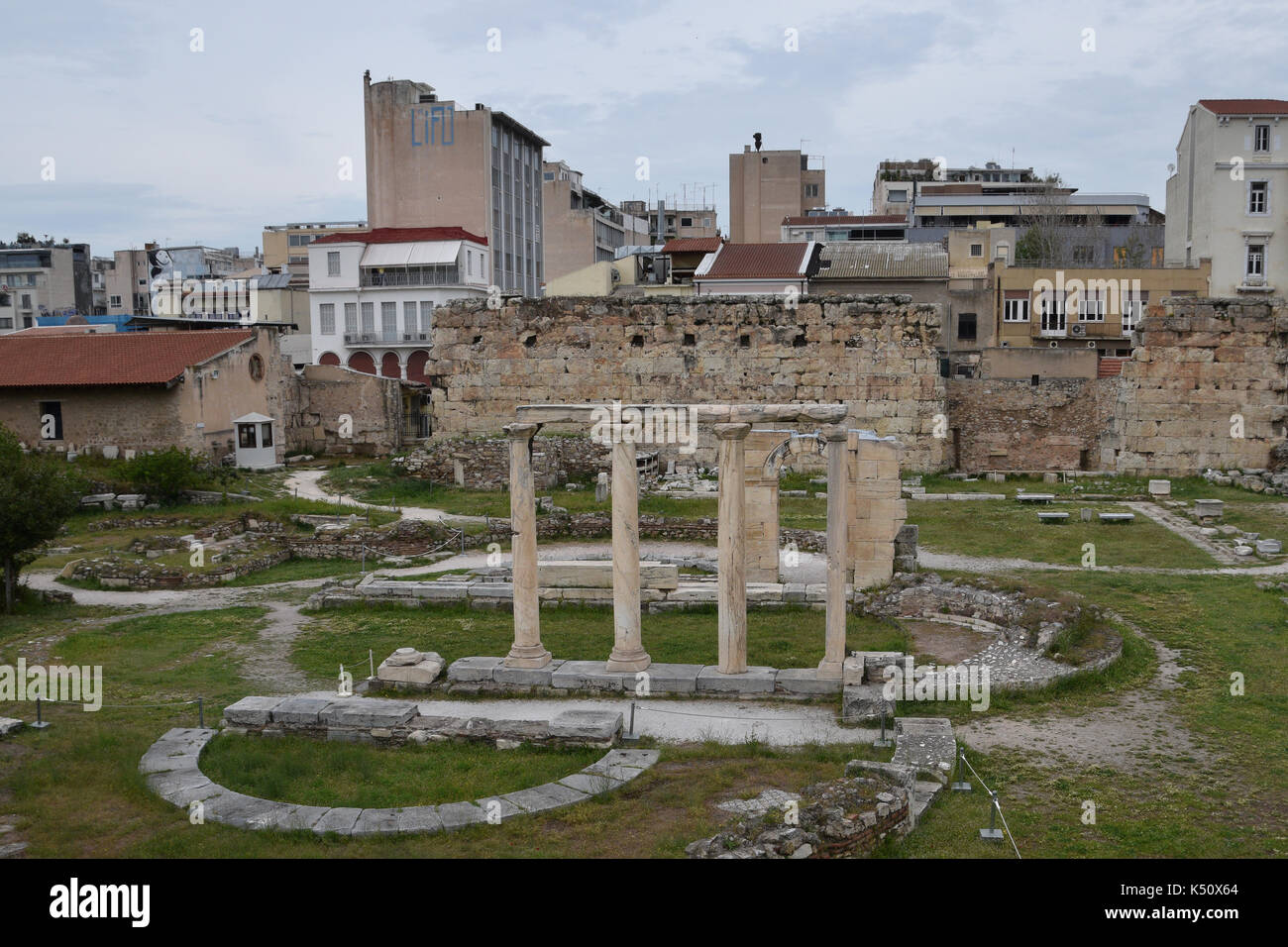 Athènes, Grèce - 24 avril 2015 : les colonnes à l'Agora antique et moderne des bâtiments de la ville. Banque D'Images