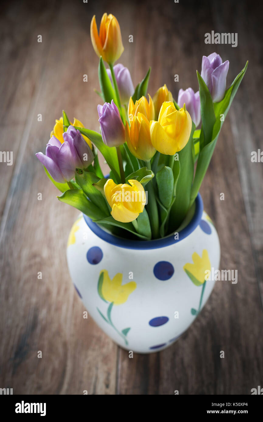 Beau bouquet de tulipes dans un vase. home décor intérieur sur table en bois rustique. Le printemps est ici concept. Banque D'Images