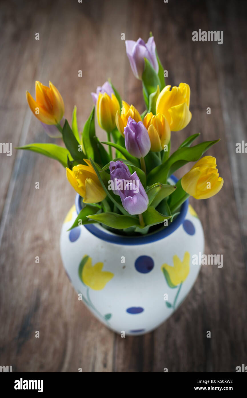 Beau bouquet de tulipes dans un vase. home décor intérieur sur table en bois rustique. Le printemps est ici concept. Banque D'Images