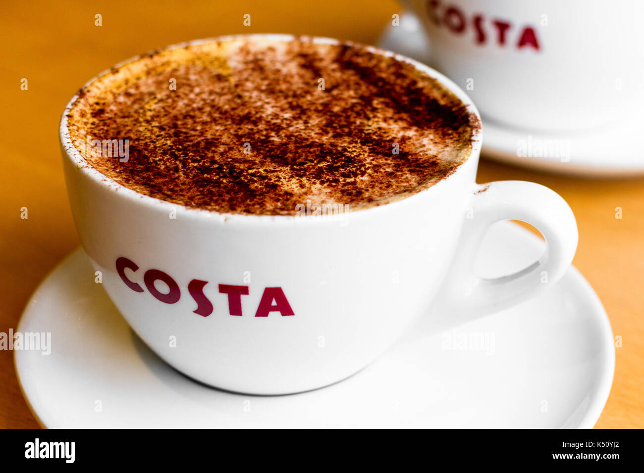 Tasse de café (café moka moyen avec du chocolat de poussière) dans un café costa Banque D'Images