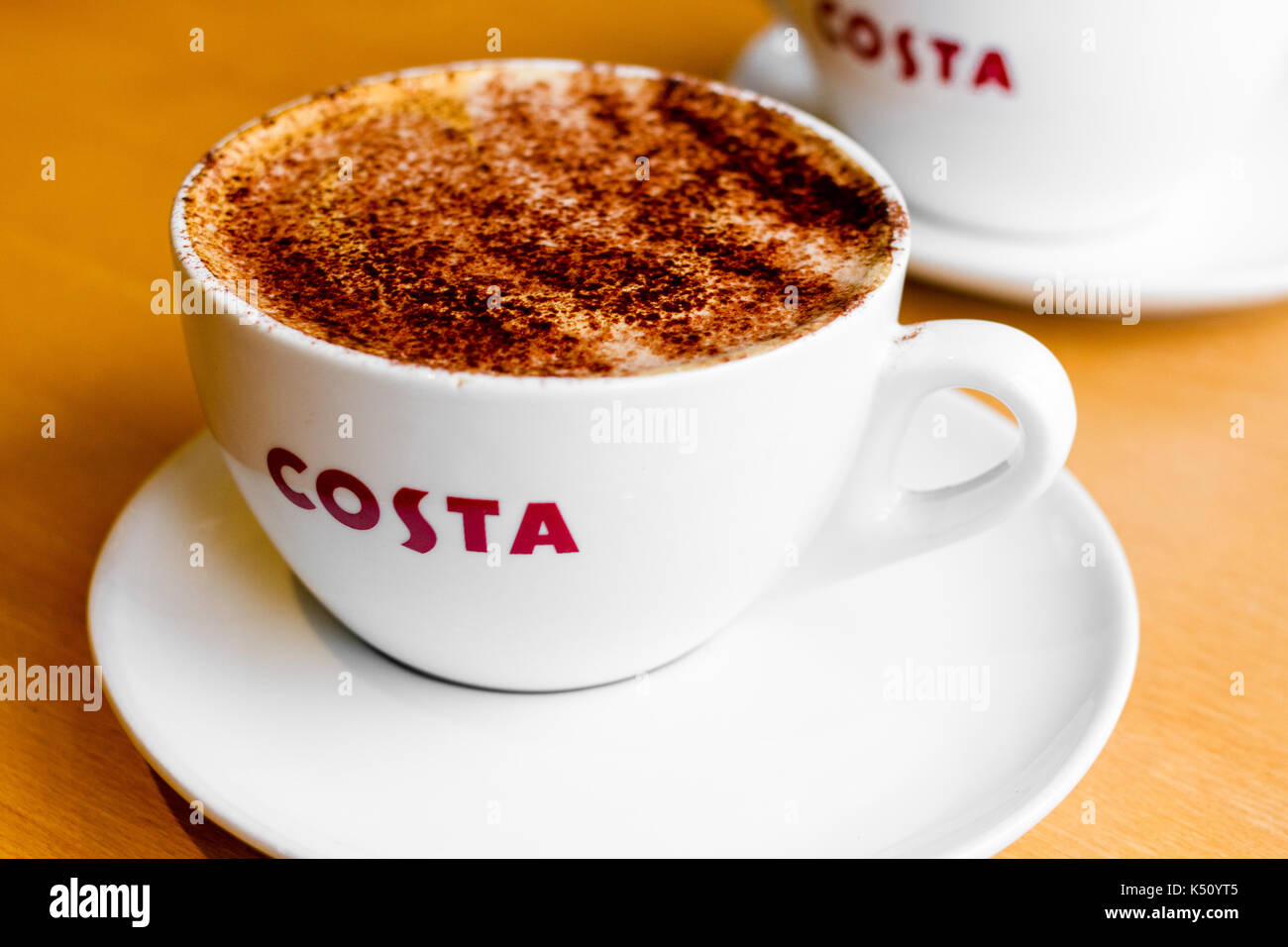 Tasse de café (café moka moyen avec du chocolat de poussière) dans un café costa Banque D'Images