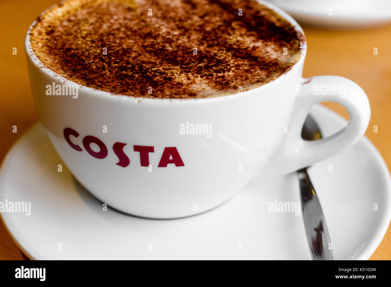 Tasse de café (café moka moyen avec du chocolat de poussière) dans un café costa Banque D'Images