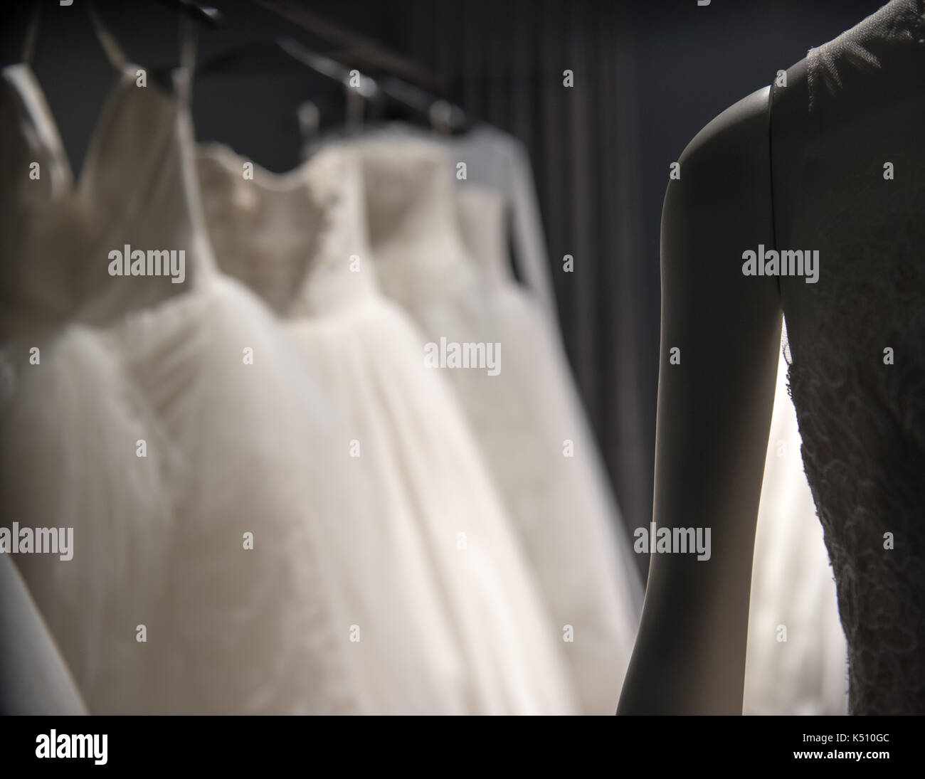 Corsage brodé de décoration d'une robe de bal blanche robe de mariage ou sur l'affichage lumineux dans une salle sombre Banque D'Images