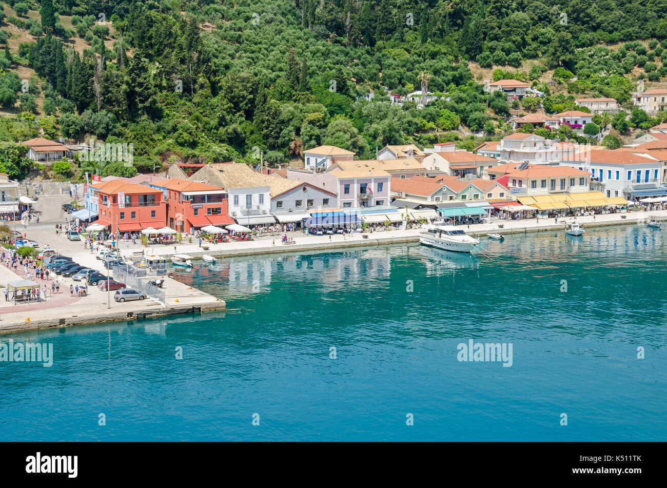 Katakolo, Grèce - le 6 juin 2017 : Bord de mer et la promenade de Katakolo, petite ville balnéaire, avec son port naturel de collines, de forêts, de nombreux touris Banque D'Images