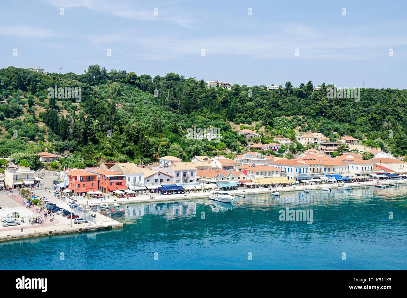Katakolo, Grèce - le 6 juin 2017 : Bord de mer et la promenade de Katakolo, petite ville balnéaire, avec son port naturel de collines, de forêts, de nombreux touris Banque D'Images