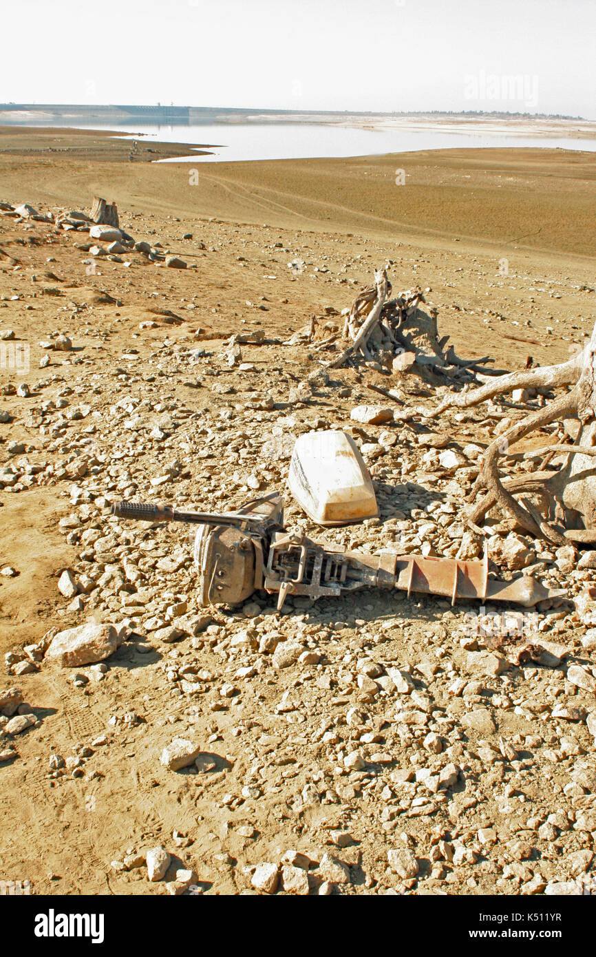 Moteur de bateau abandonné trouvé sur sec bas de Folsom lake durant la sécheresse, comté de Sacramento en Californie Banque D'Images