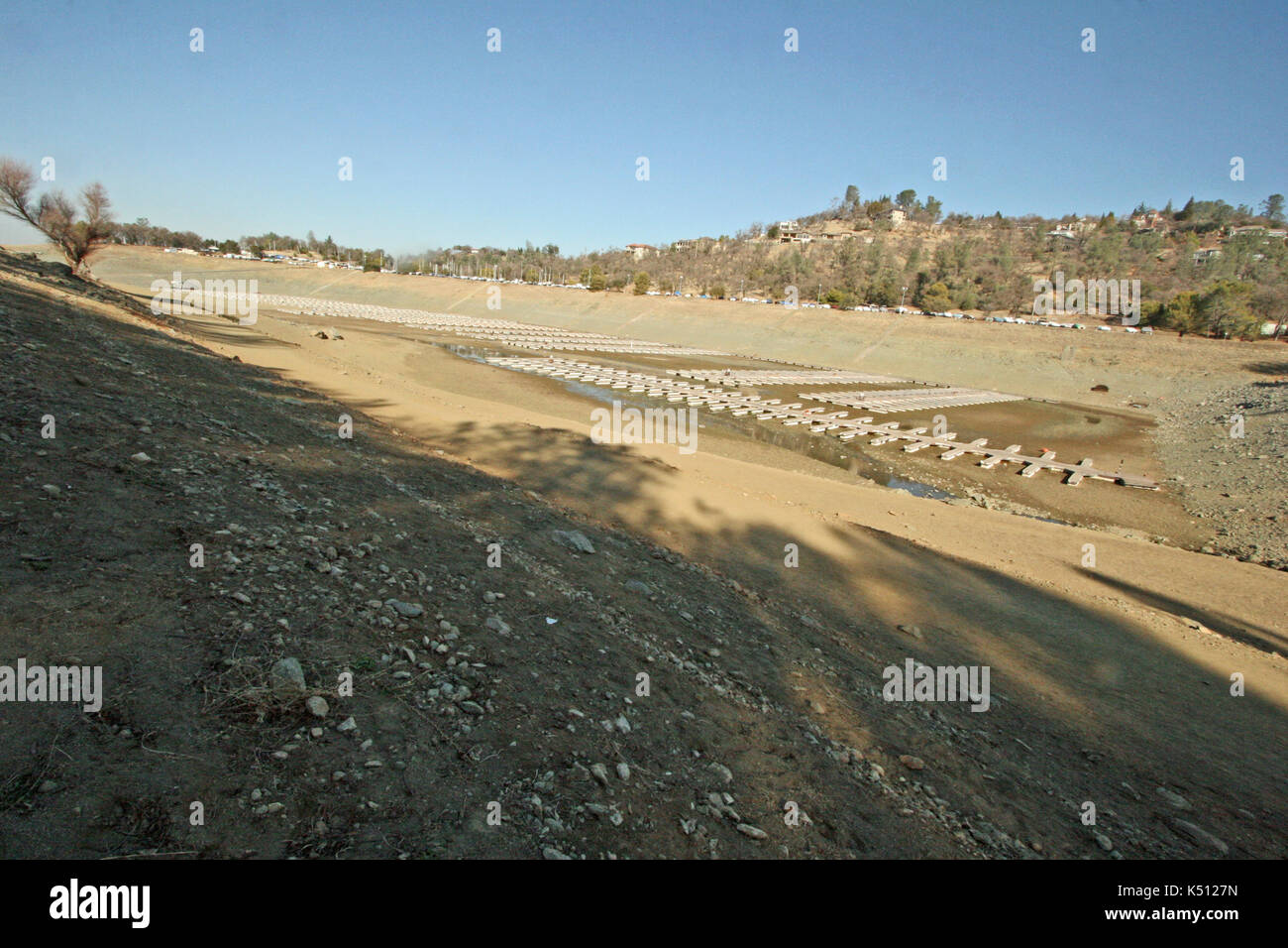 Les quais flottants en appui sur le bas de Folsom lake durant la sécheresse, comté de Sacramento en Californie Banque D'Images