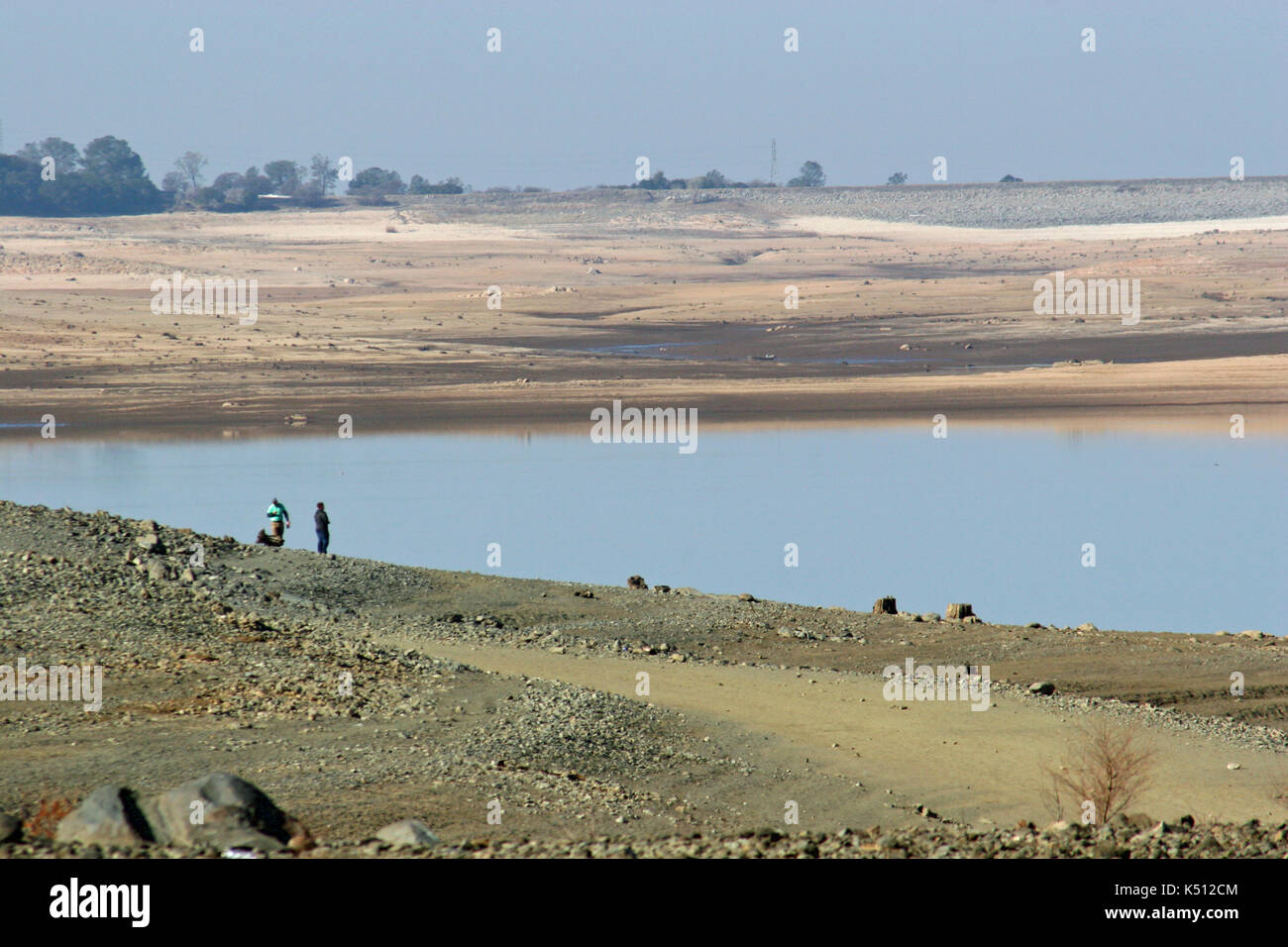 Les personnes observant l'eau qui reste dans le fond de Folsom lake durant la sécheresse, comté de Sacramento en Californie Banque D'Images