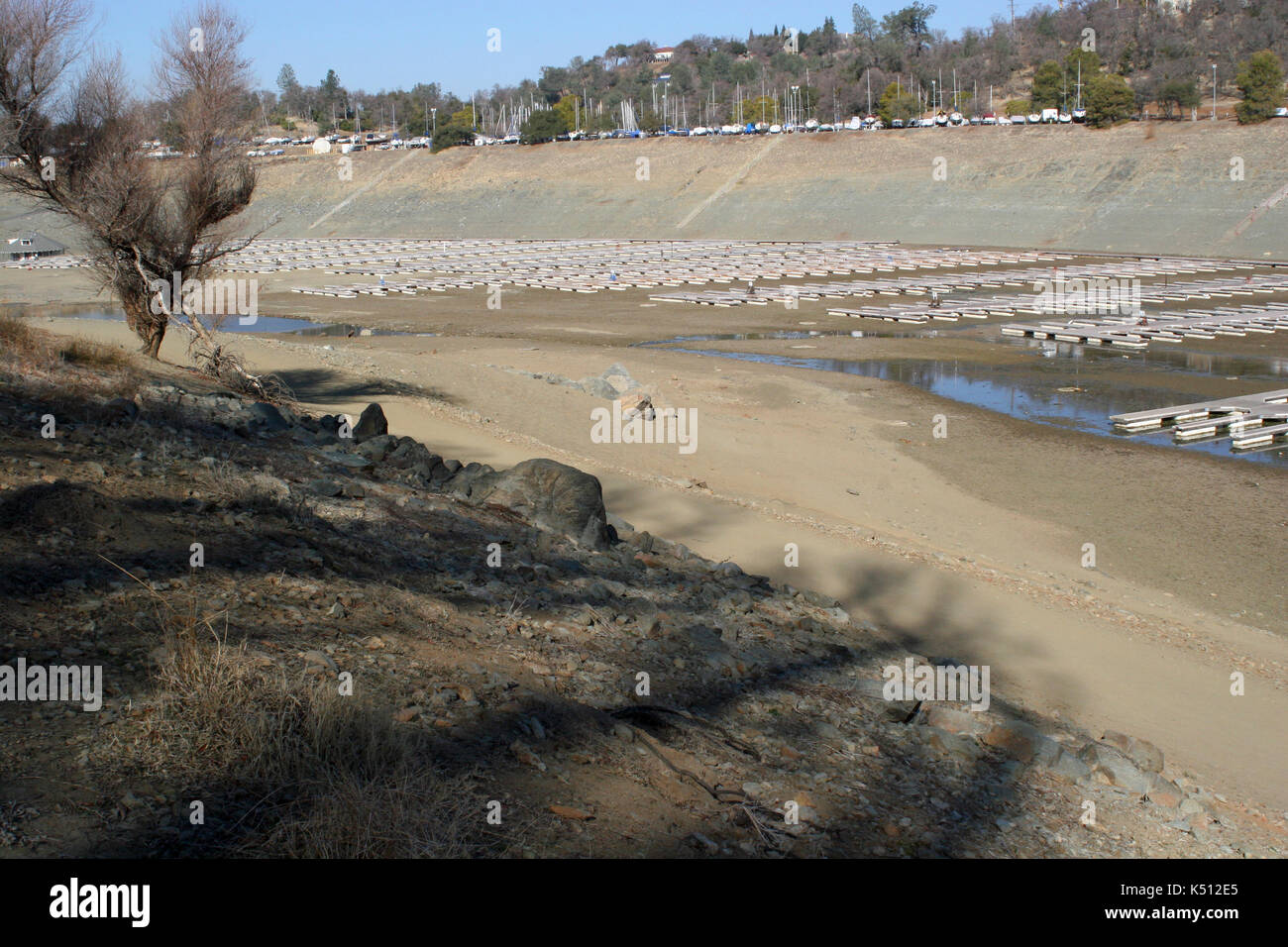 Les quais flottants en appui sur le bas de Folsom lake durant la sécheresse, comté de Sacramento en Californie Banque D'Images