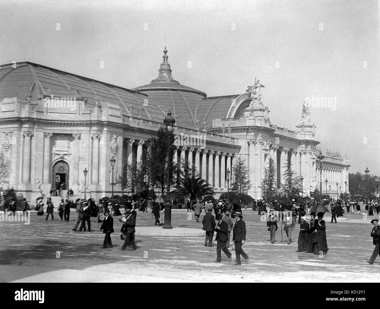 AJAXNETPHOTO. 1900. PARIS, FRANCE. - EXPOSITION UNIVERSELLE - WORLD FAIR - LE GRAND PALAIS DES BEAUX ARTS - un attrait majeur. Les travaux de construction ont commencé en 1897. PHOTO ; AJAX VINTAGE PHOTO LIBRARY REF :()AVL   FRA PARIS EXPO 1900 16 Banque D'Images