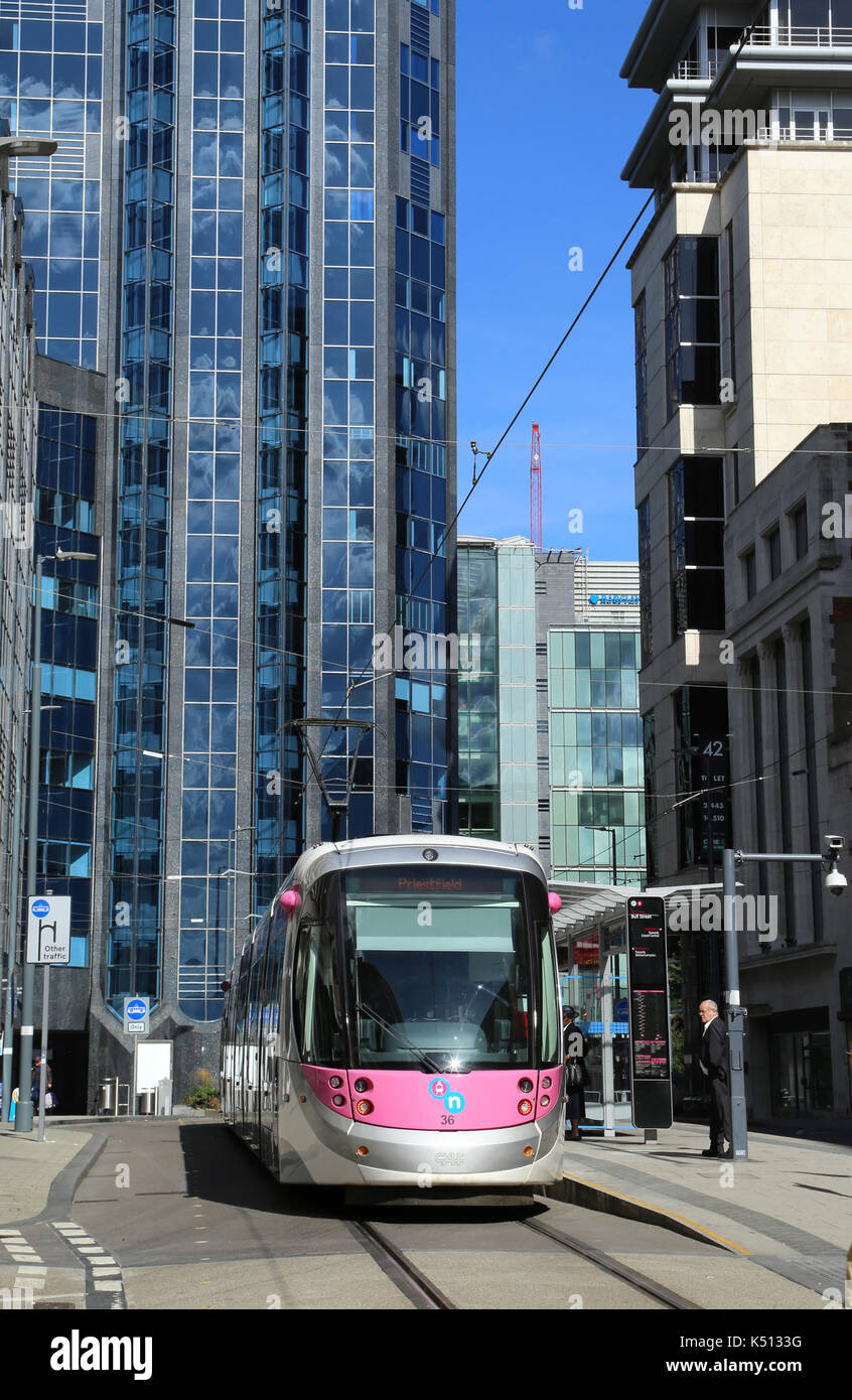 Service de tramway Métro Midland dans Bull St, le centre-ville de Birmingham, Royaume-Uni. Banque D'Images