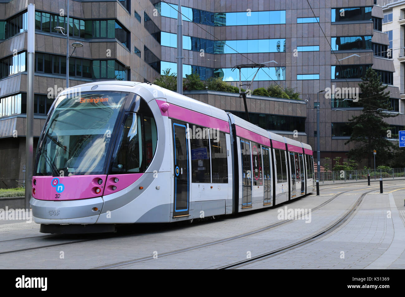 Midland Metro service tramway arrivant dans le centre-ville de Birmingham, West Midlands, Royaume-Uni. Banque D'Images