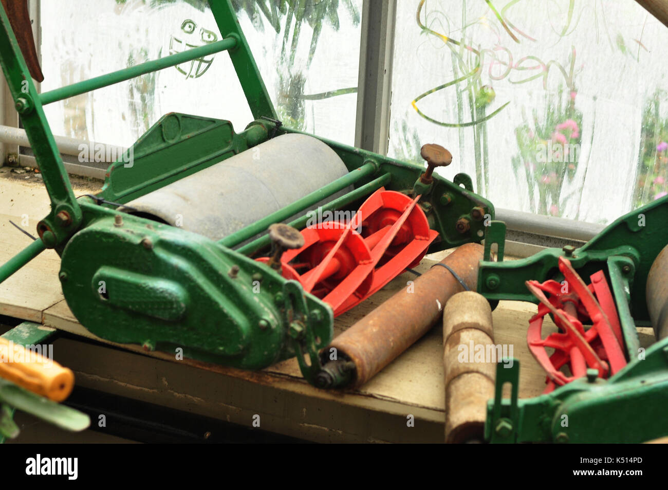 Vintage ancienne tondeuse manuelle rouge et vert Photo Stock - Alamy