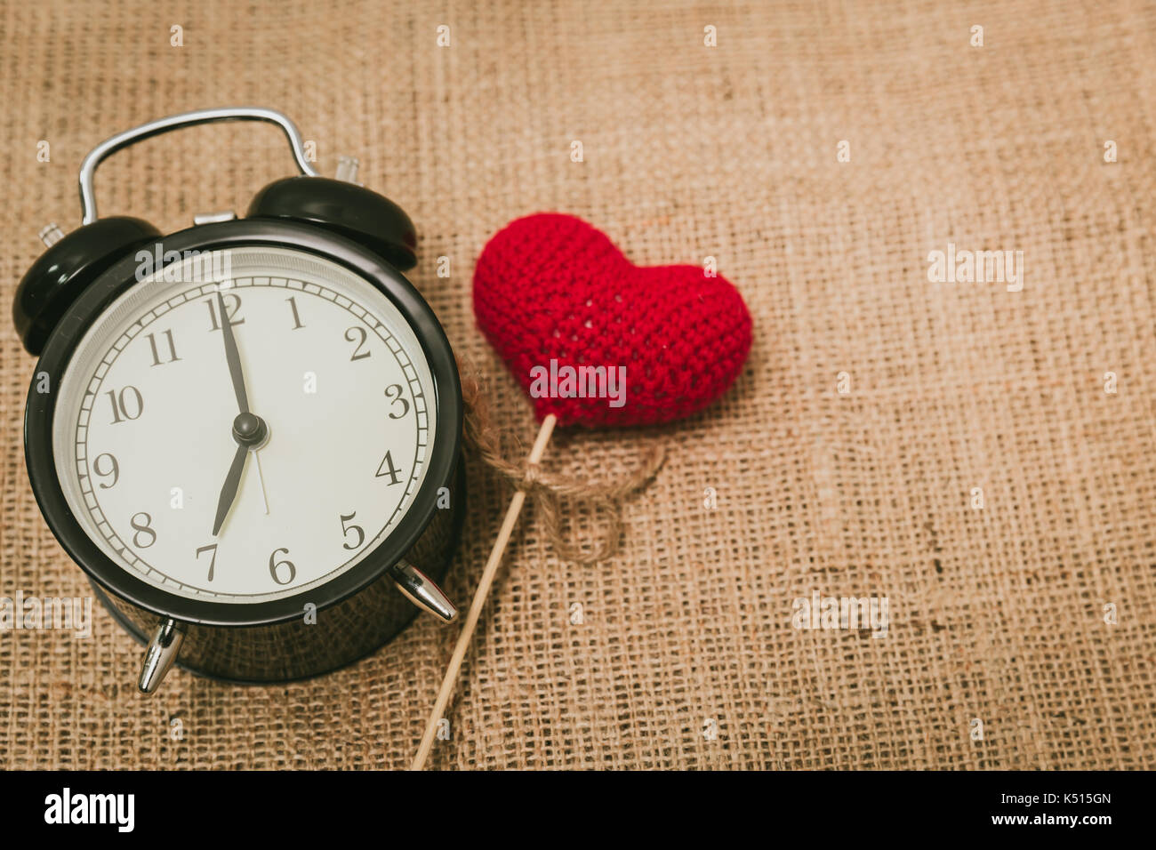 Amour réveil à 7 heures, le temps de passage d'amour doux souvenirs  histoire sur fond de style ancien Photo Stock - Alamy