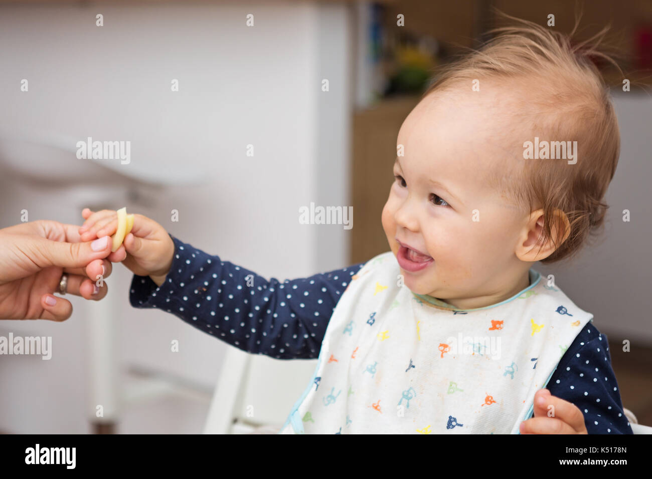 Un An D Alimentation Bebe Fille Elle Meme Avec Ses Doigts Bebe Conduit Le Sevrage Notion De Maternite Et Parentales Photo Stock Alamy