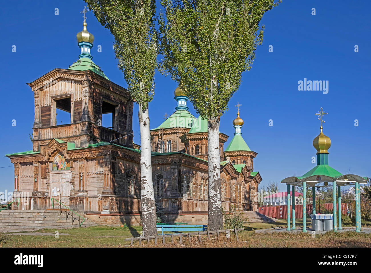 La cathédrale orthodoxe russe en bois de la Sainte Trinité à Karakol / Przhevalsk, région d'Issyk-Kul, Kirghizistan Banque D'Images